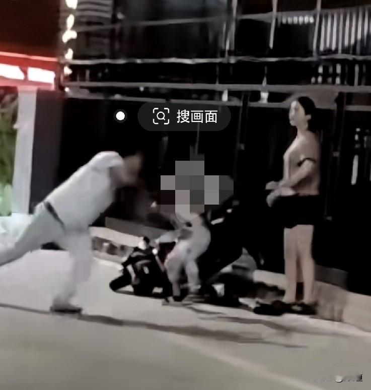 夫妻二人因琐事夜间在街头马路崖子上争吵，能看出来双方都很激动。
妻子的嘴像连殊炮