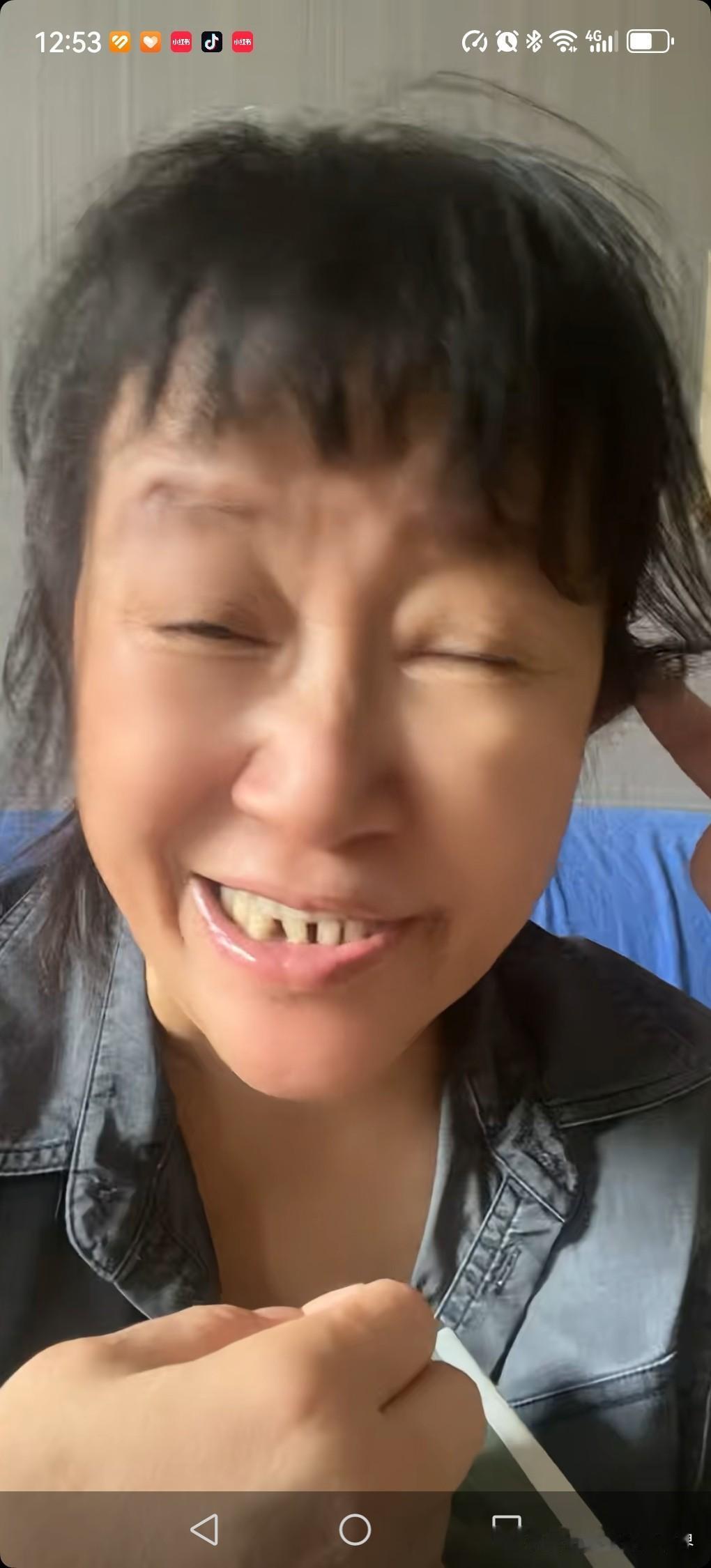中午在视频号上刷到了余秀华的直播

说实在的，我对于余秀华的谈吐和她的诗歌，一直