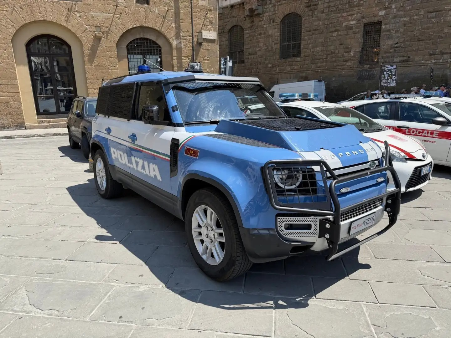 特殊车辆 路虎卫士意大利警车，防护做的挺全面的 
