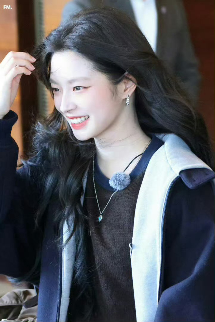 徐若晗明媚五十里桃花坞路透来啦笑起来特别明媚阳光的一个小女孩儿！徐若晗就是春天的