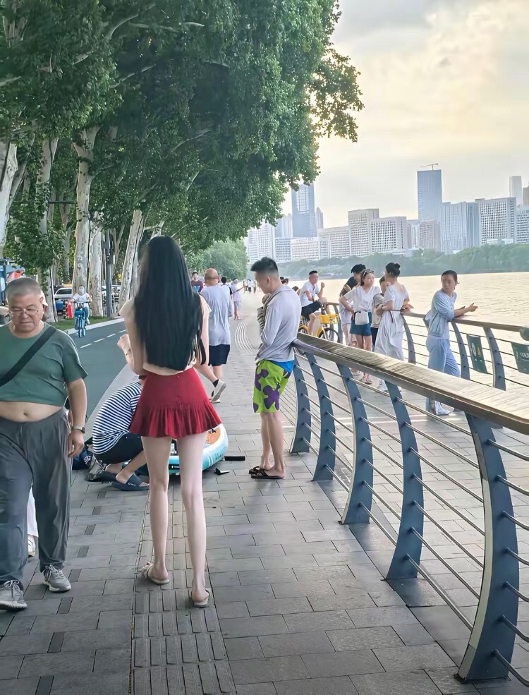 是个男人都会多看两眼 