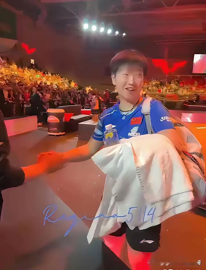 一句：
莎莎，妈妈爱你！
感动了全场
感动了世界！
莎莎没有找到妈妈
却找到了阿