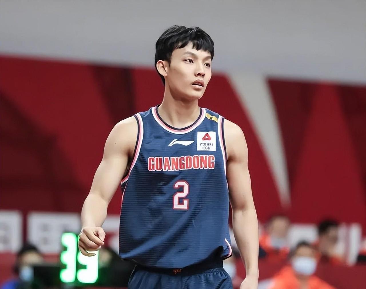 陈海涛表扬徐杰！
在缺兵少将的情况下，广东男篮首节一度落后对手15分！眼看比赛有