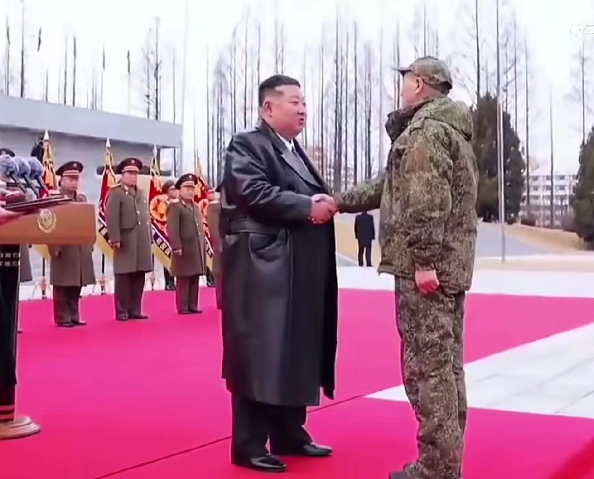 朝鲜出国作战部队凯旋归来，金正恩亲自接见。他俯身与坐轮椅的士兵亲切交流。
这不禁