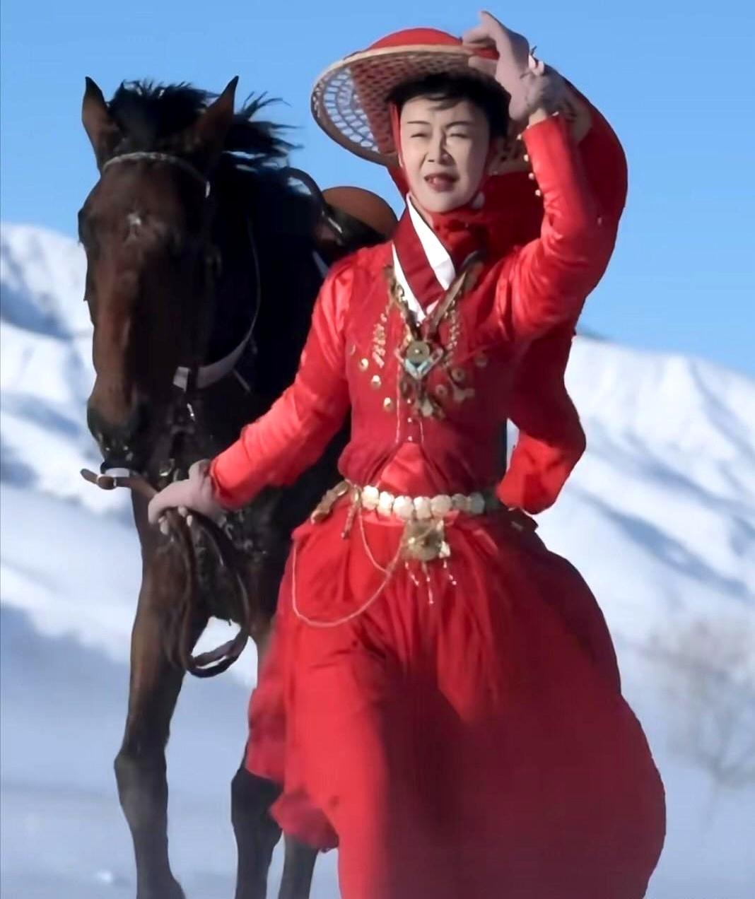 47岁，马背上的她倒下了
 
那天下午，博乐市零下十八度，贺娇龙第三次试拍冲坡镜