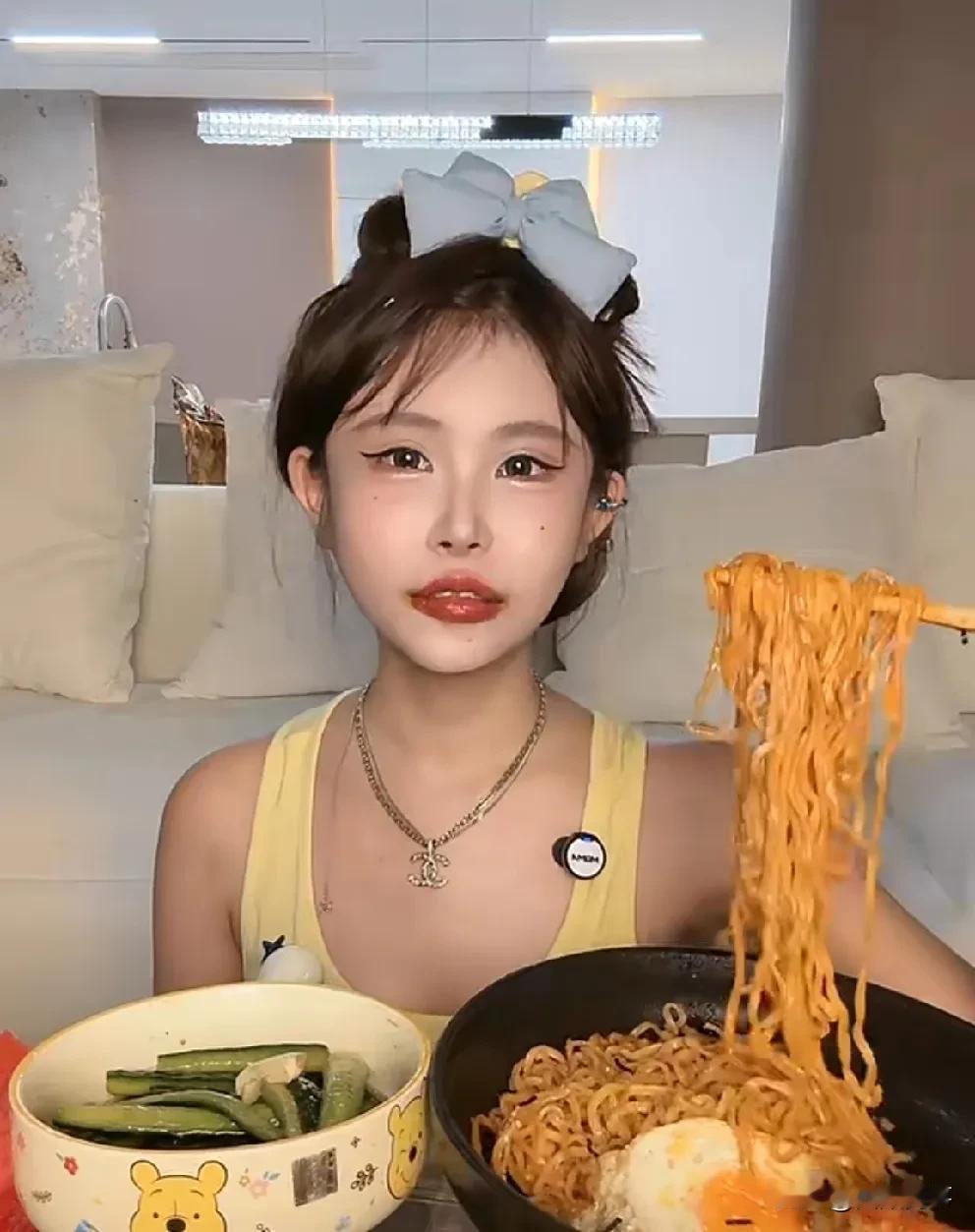 猫妹妹不再和任何人接触，害怕了，保健品最挣钱，兜里满满不是回来割韭菜的！

  
