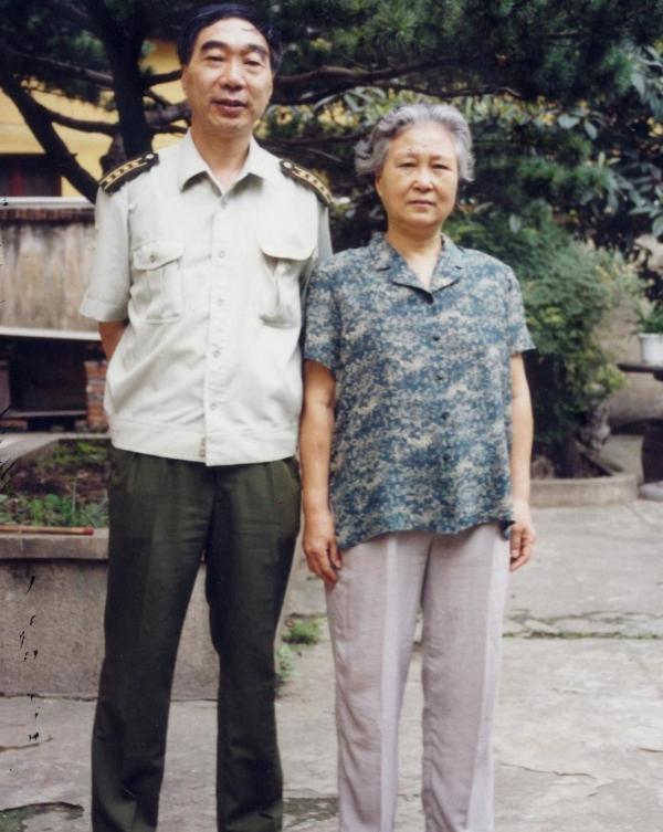 1964年，北京军区后勤部通知女勤务员黄振荣："虽然他被撤职，但是为革命负过伤，