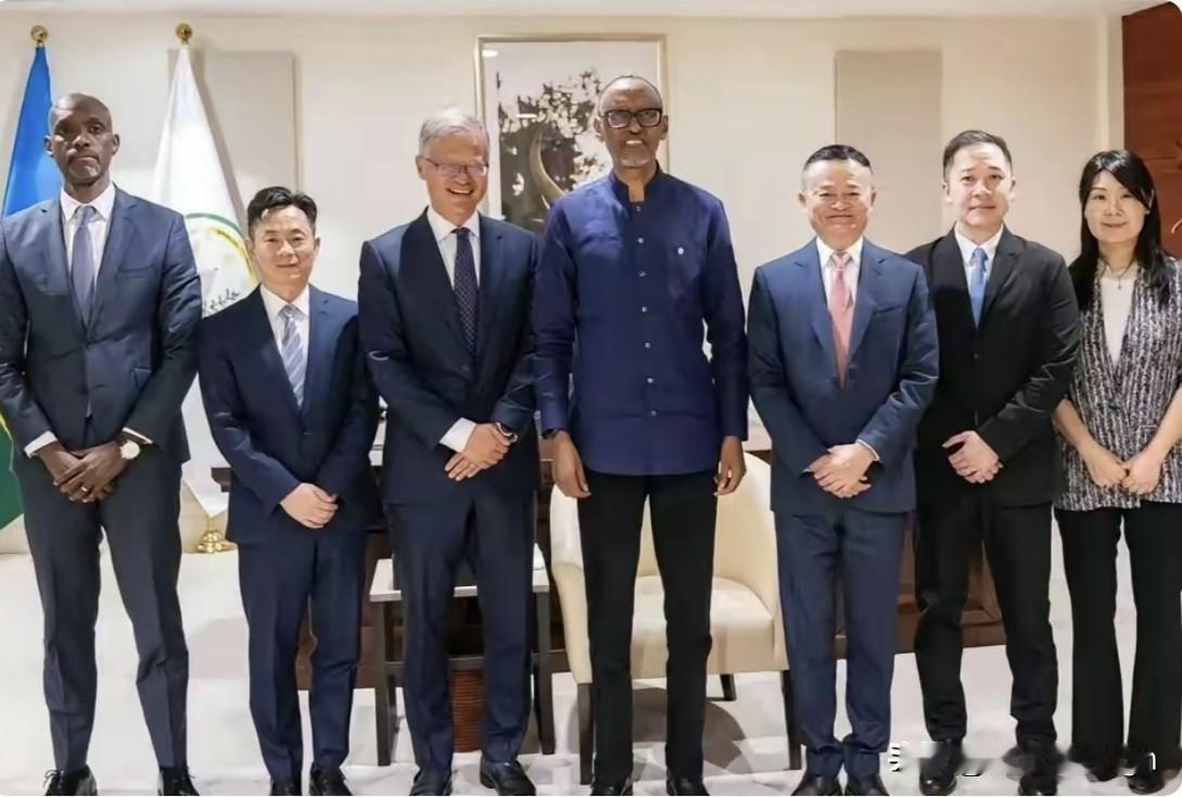 这张七人的合影，最抢眼的还是马云。

马云虽然如今发福明显，但圆润反倒衬的人更挺