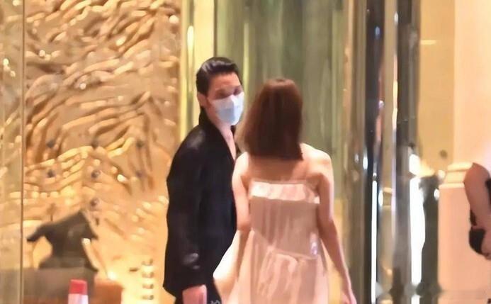 向左说“依然深爱郭碧婷”，可这话跟现实对不上号。 2022年郭碧婷怀二胎在台北待