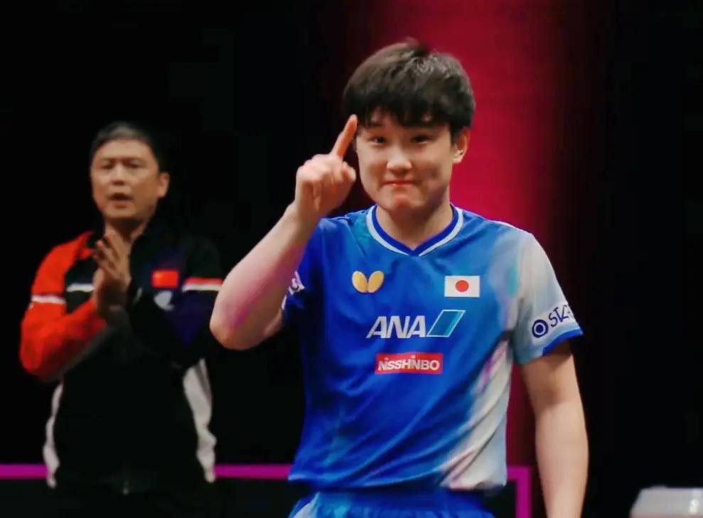 张本赢向鹏：有谁注意到他的 3 个“挑衅”动作？

当赢球那一刻，张本智和面向志