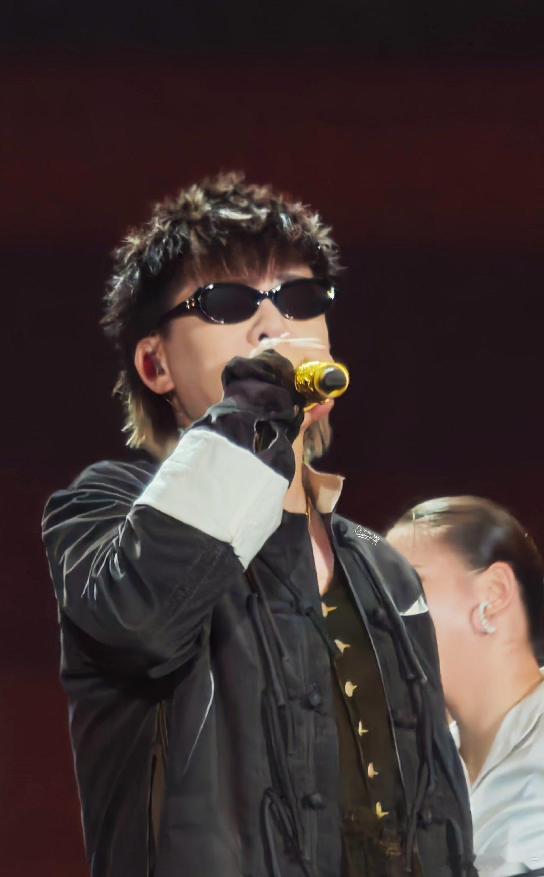 胡彦斌把DJ台搬上舞台胡彦斌歌手开大不愧是编曲大魔王胡彦斌，把DJ台搬到直播舞台
