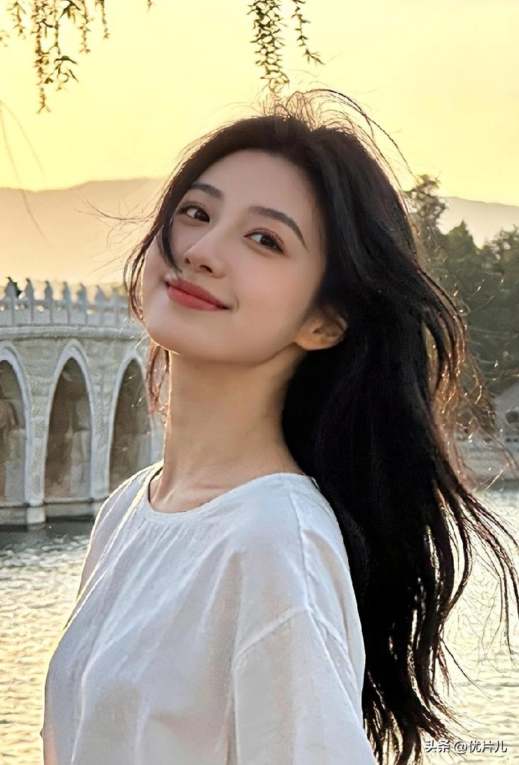 人这一生，会遇见很多风景。
但总有那么一瞬间，一眼入心，再难忘记。
 
见春风，