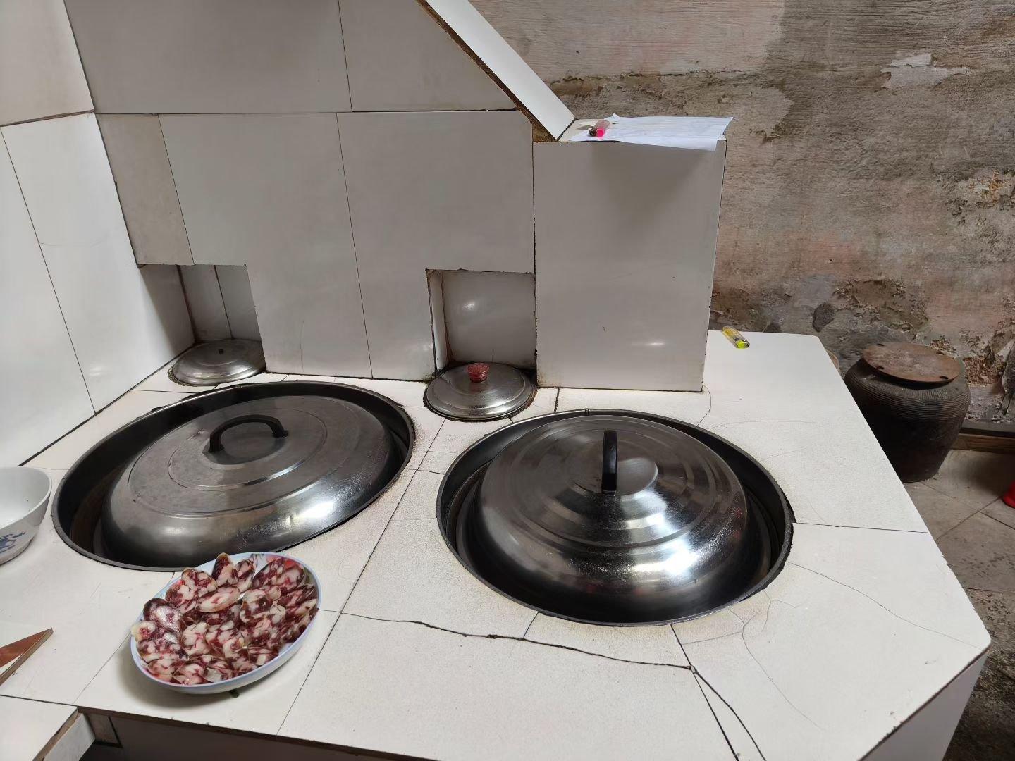 给你们看看，我们这里农村的灶台。 