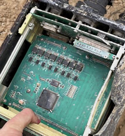 一枚被击落的伊朗导弹，肚子里的电路板照片被公开了。
 
看到这张照片，有网友开玩