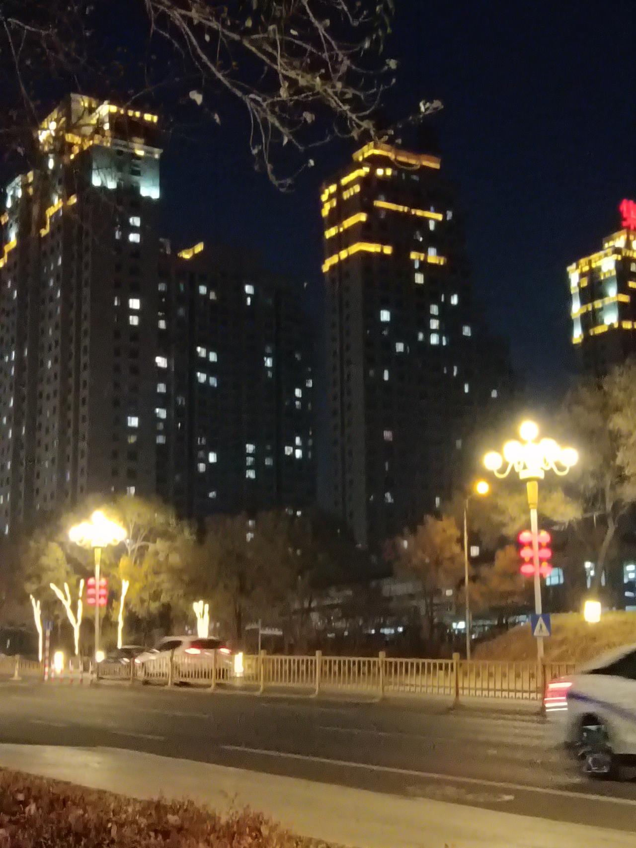 一自然，一都市，一清雅，
一温馨。两幅画面，从山
林漫步回家，看到了照亮
归途的