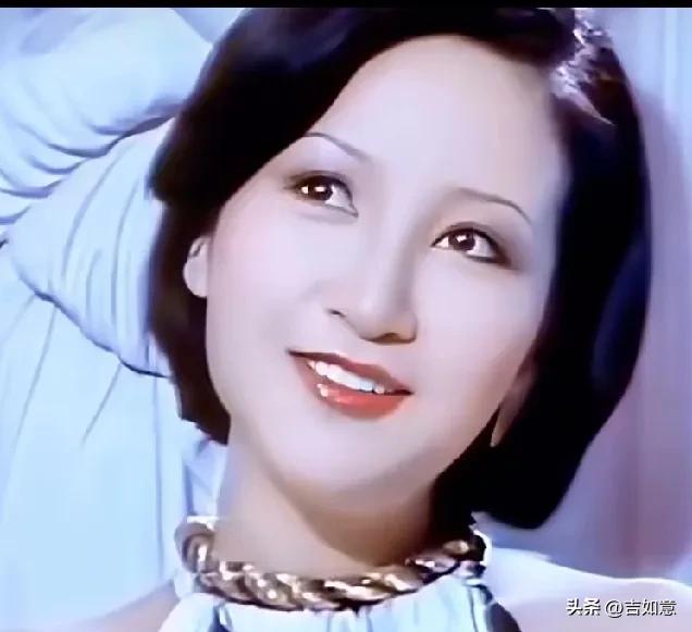 谢霆锋的妈妈竟然这么美，看着她，就像打开了一本美丽传奇。她真是美得惊人。！
回溯