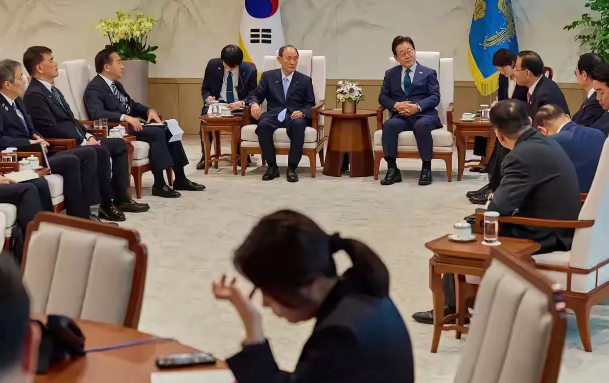 接见如此重要的日本政要(前首相菅义伟），韩国总统李在明竟然不在总统府设置韩日两国
