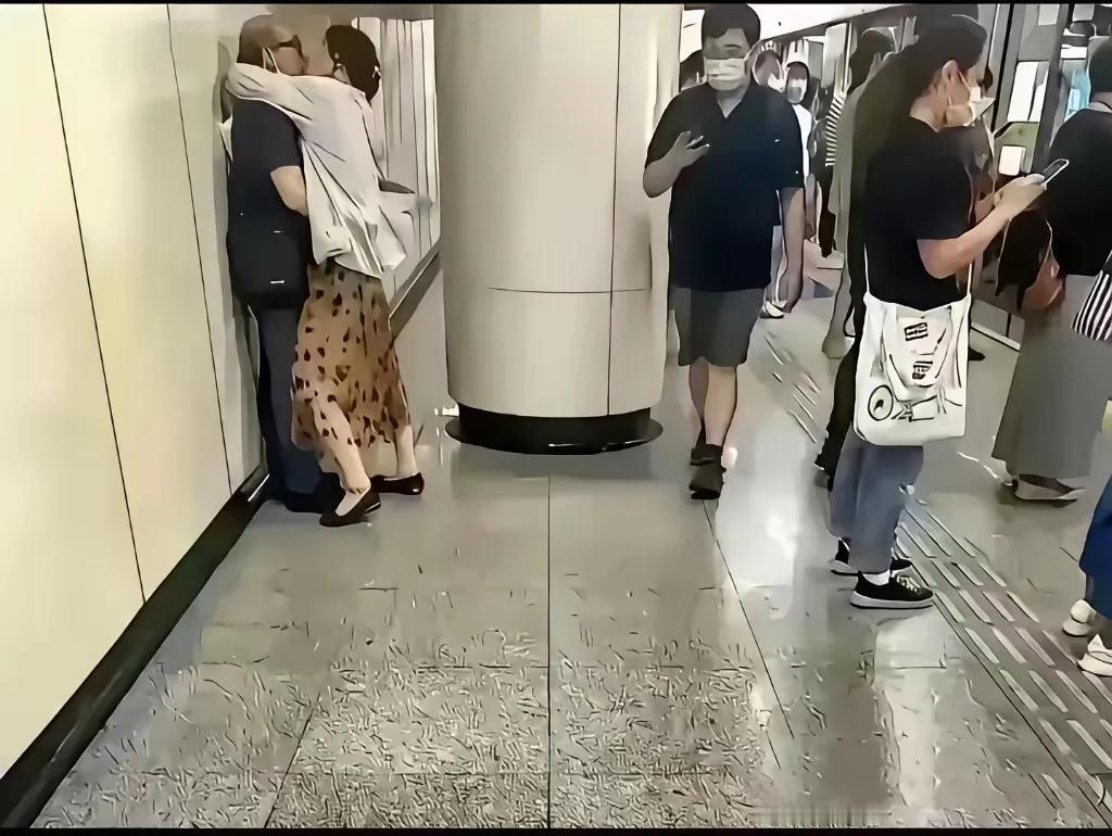 大妈这是咋了，地铁里这么多人也不回避，年轻人可以理解，这都多大岁数了，还这么激情