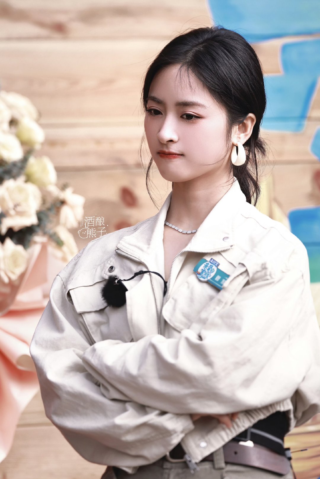 沈月好权威的脸沈月脸在江山在 沈月亲爱的客栈路透图也如此权威，脸蛋这块儿家月没输