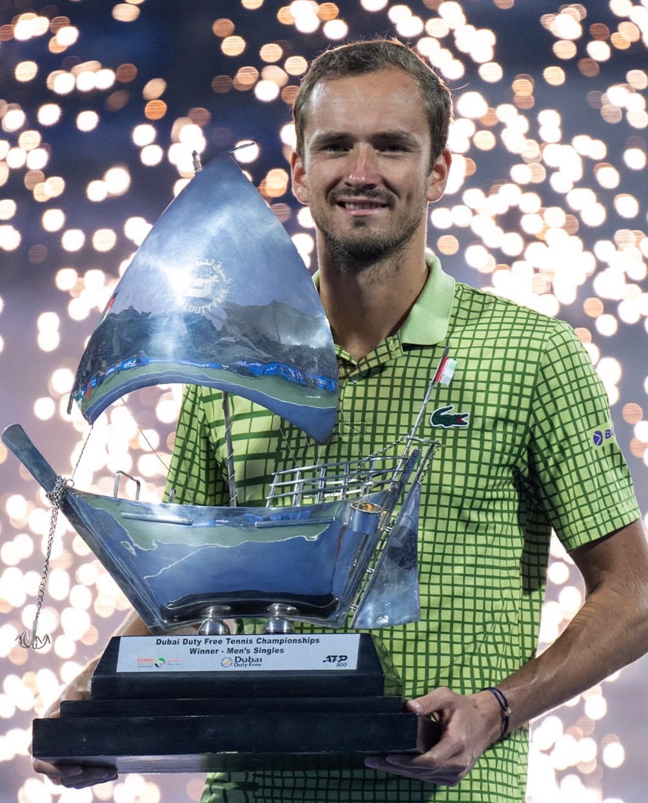 虽然终于在迪拜实现“同一个地方二次夺冠”，但梅德维德夫透露2023年的冠军奖杯其