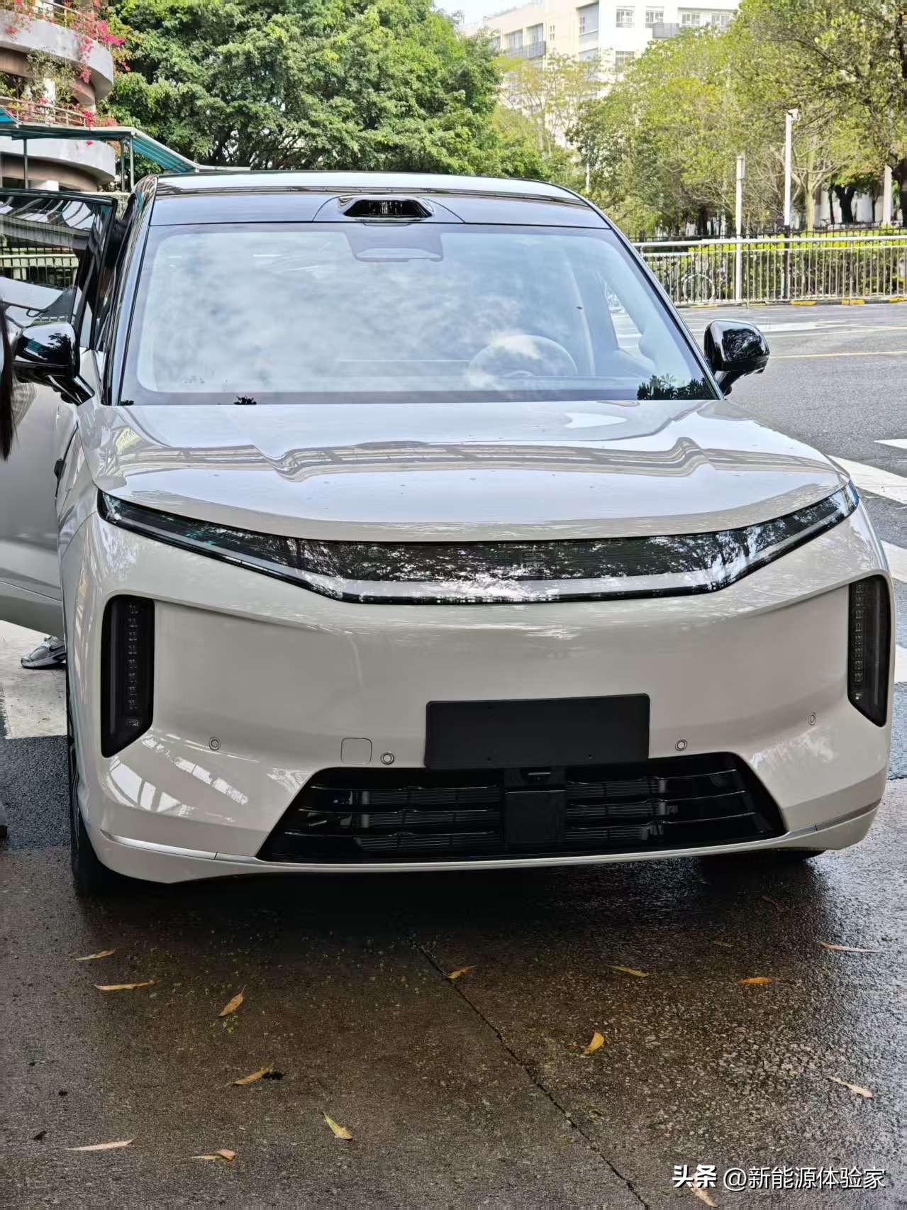 笑不活了家人们，某老头乐厂这波是直接把比亚迪大唐的设计稿当免费素材了是吧？
贯穿