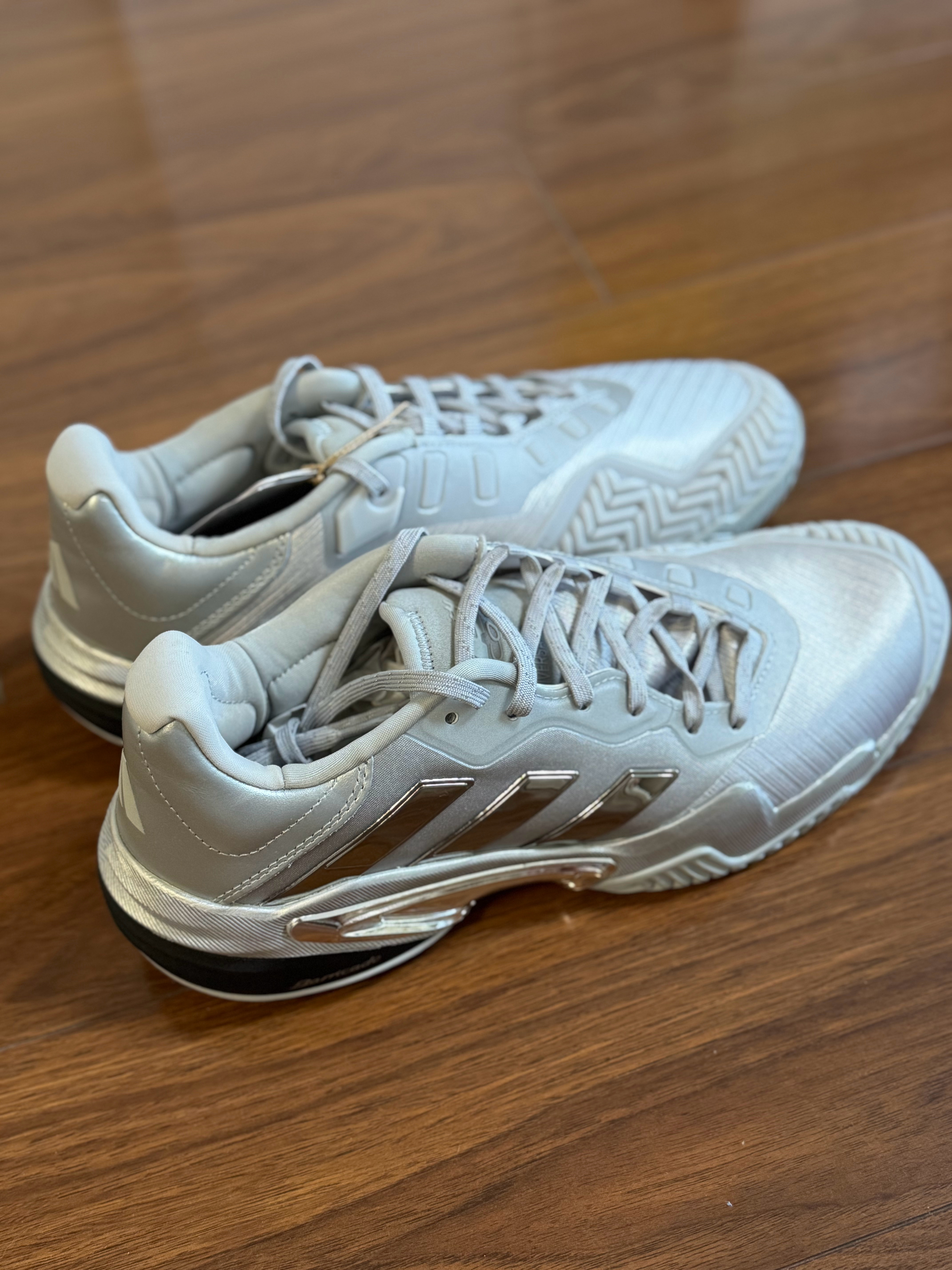 感谢Adidas寄来的barricade 25周年限定款网球鞋，设计很有科技感，