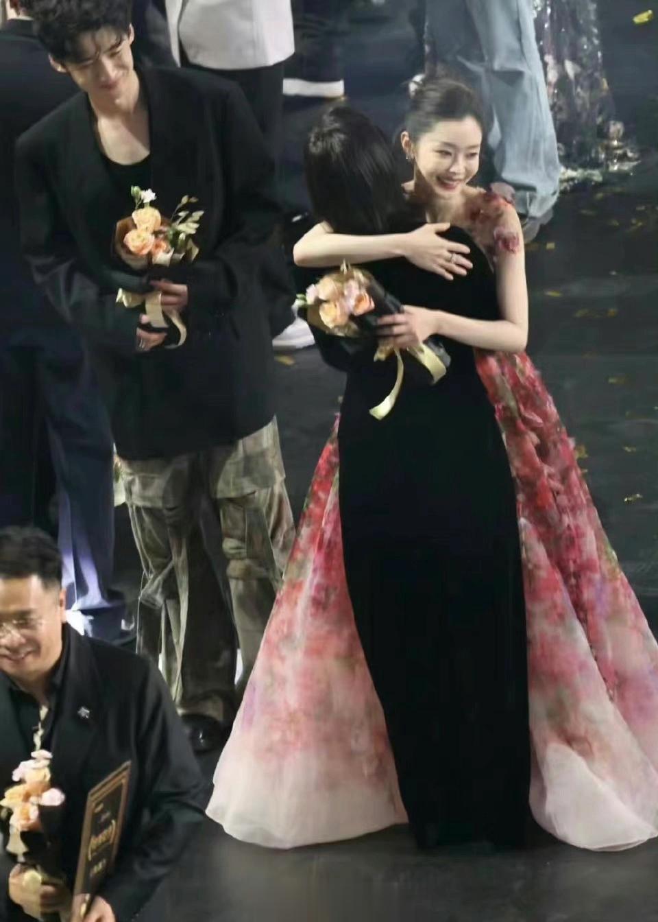 好像一对新人在婚礼现场敬酒白敬亭：端庄！优雅！装一下吧……网友：你俩是不认识吗？