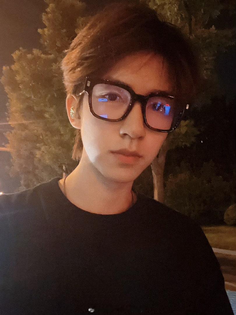 贺峻霖桃花坞舞蹈班开课了 贺峻霖舞蹈班又开课了！据不完全统计，已友情指导沈月、酷