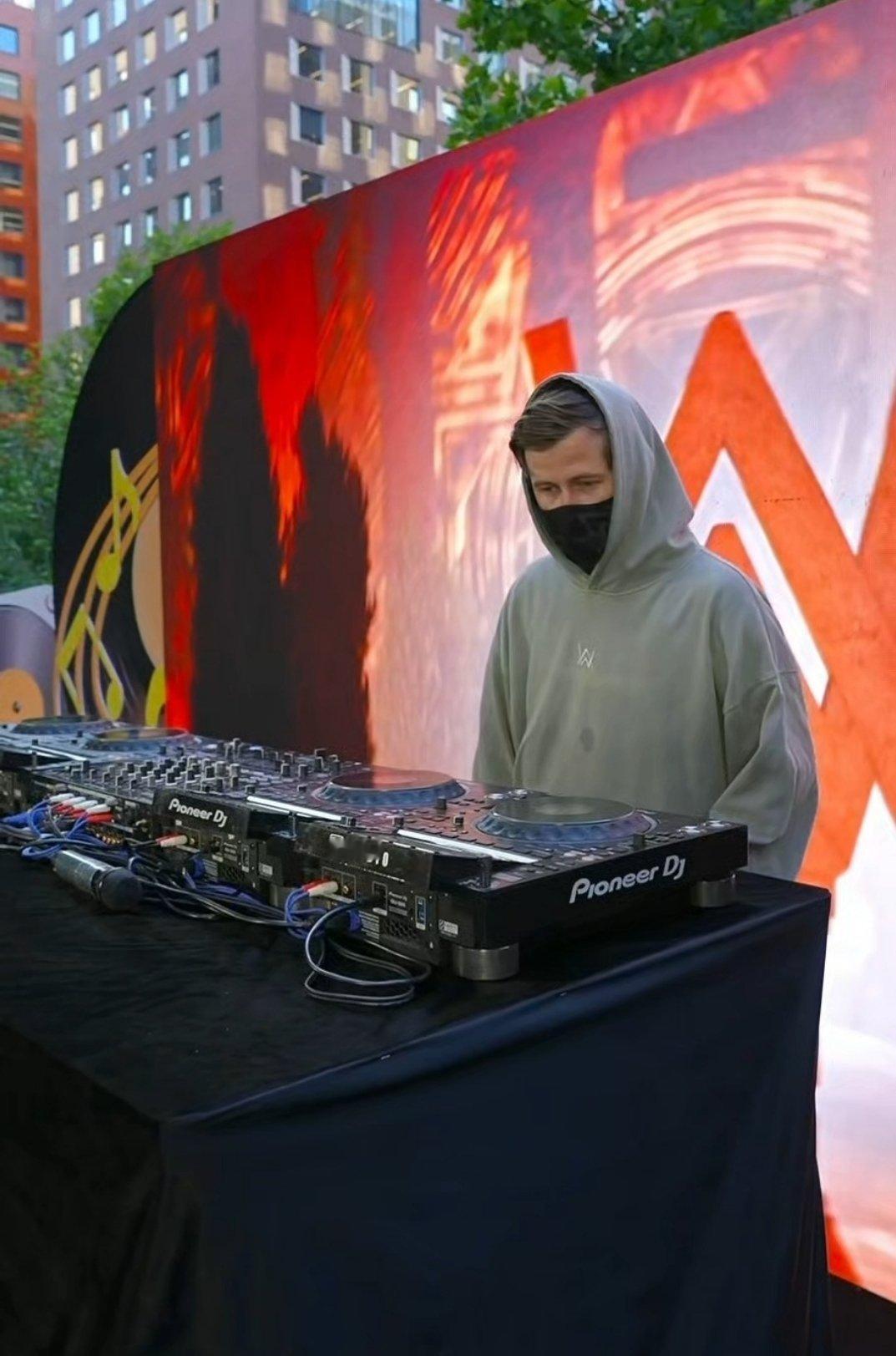 AlanWalker不敢喝豆汁Alan Walker：我可以对着几万人打碟不手抖