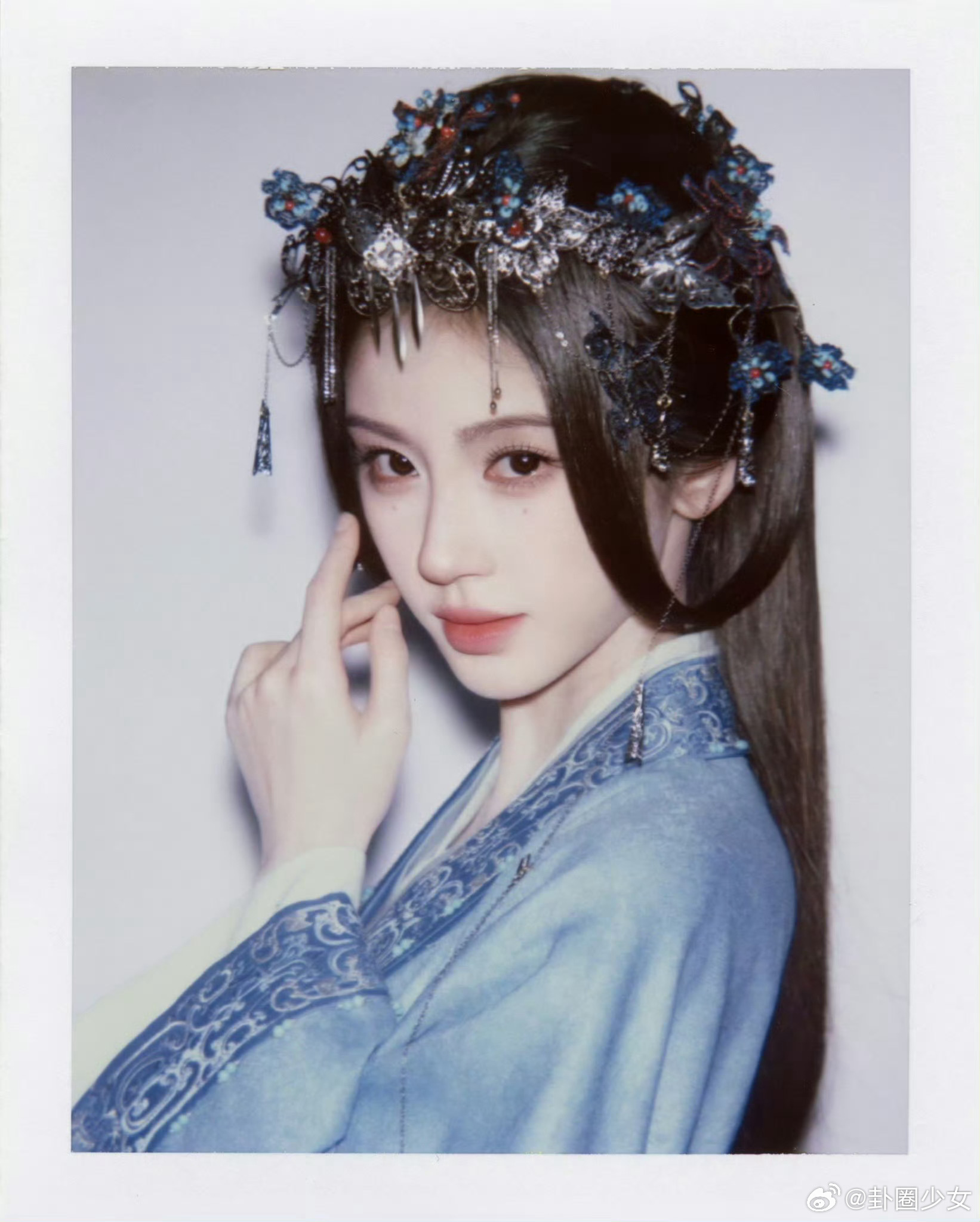鞠婧祎苏绿夏斯拉片苏绿夏撕拉片氛围感出圈，胶片独有的复古色调烘托人物魅力。鞠婧祎