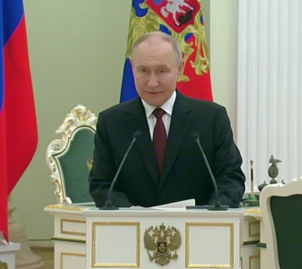 幸运的是，俄罗斯还有一个普京，不幸的是，俄罗斯只有一个普京。民调显示，民众依然坚