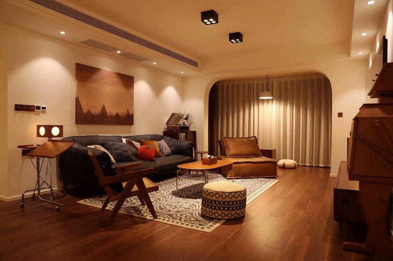 请您对下联
 下联：室内灯火通明。