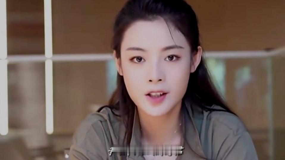 《镖人：风起大漠》中阿育娅的扮演者陈丽君，不查不知道，一查还真不简单。

她跨界