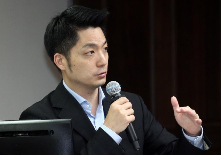 蒋万安宣布，解放军若继续绕台演习，就停办双城论坛！很多人以为，这是台北市长罕见的