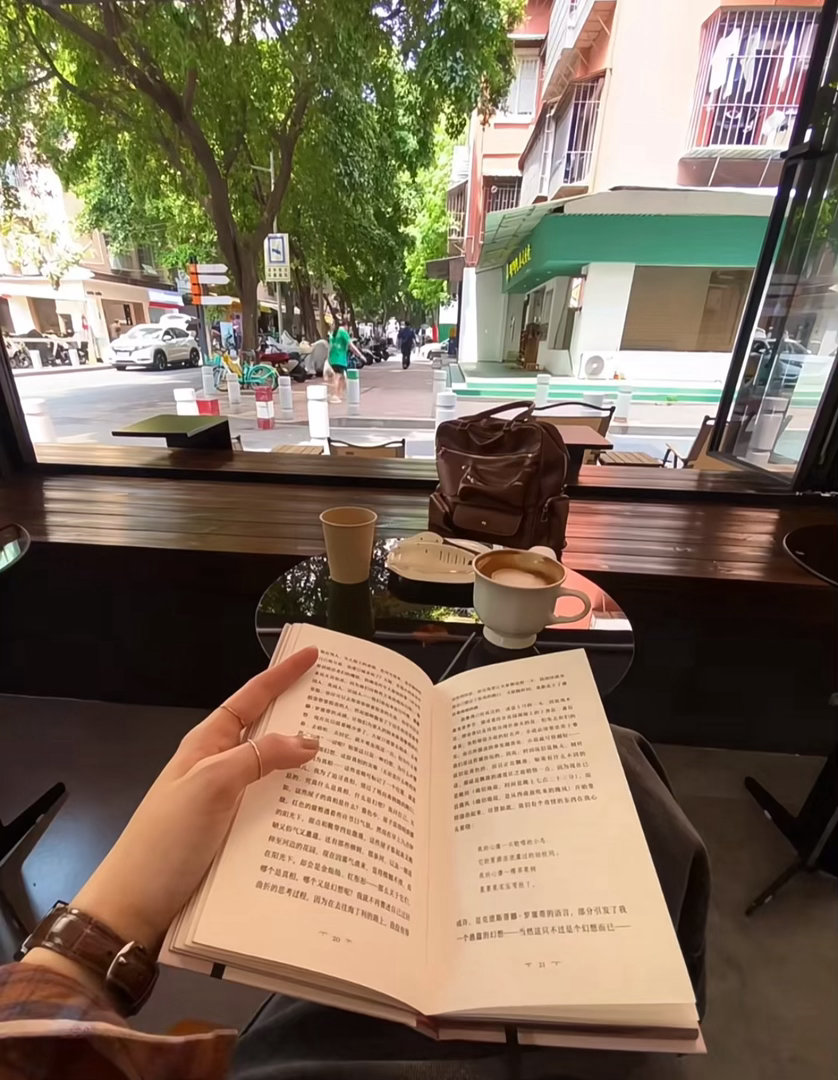 年轻人出门越来越极简了现在年轻人出门主打轻装极简，精简随身好物不背累赘大包，舍弃