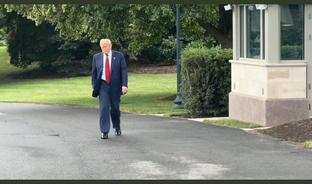 特朗普这一年多来，简直用"放飞自我"来形容他。
    2025年，世界舞台的主