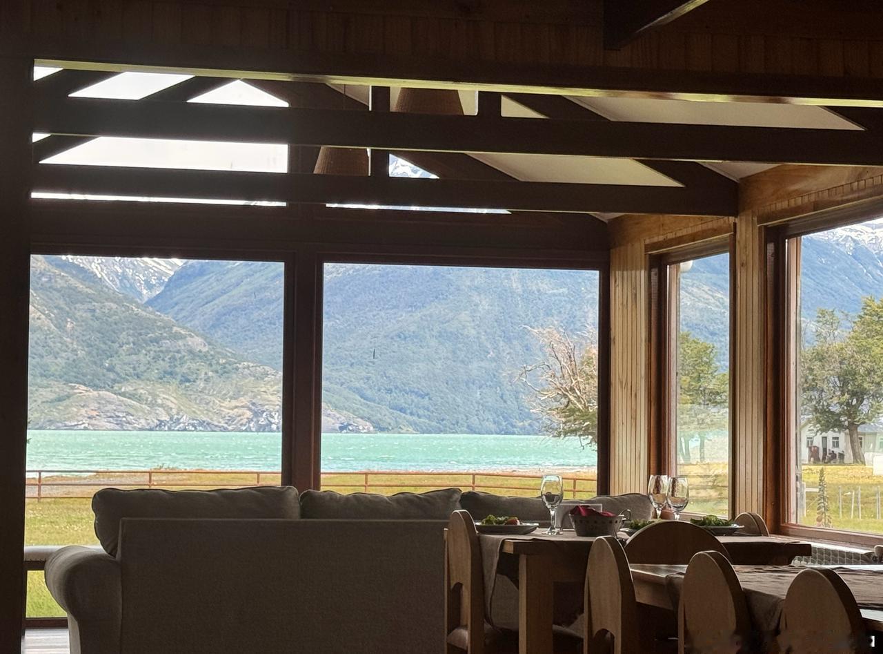 吃中饭的时候，遇上了很有爱的一家人。他们家的小女儿不知为什么哇哇大哭，一大家子人