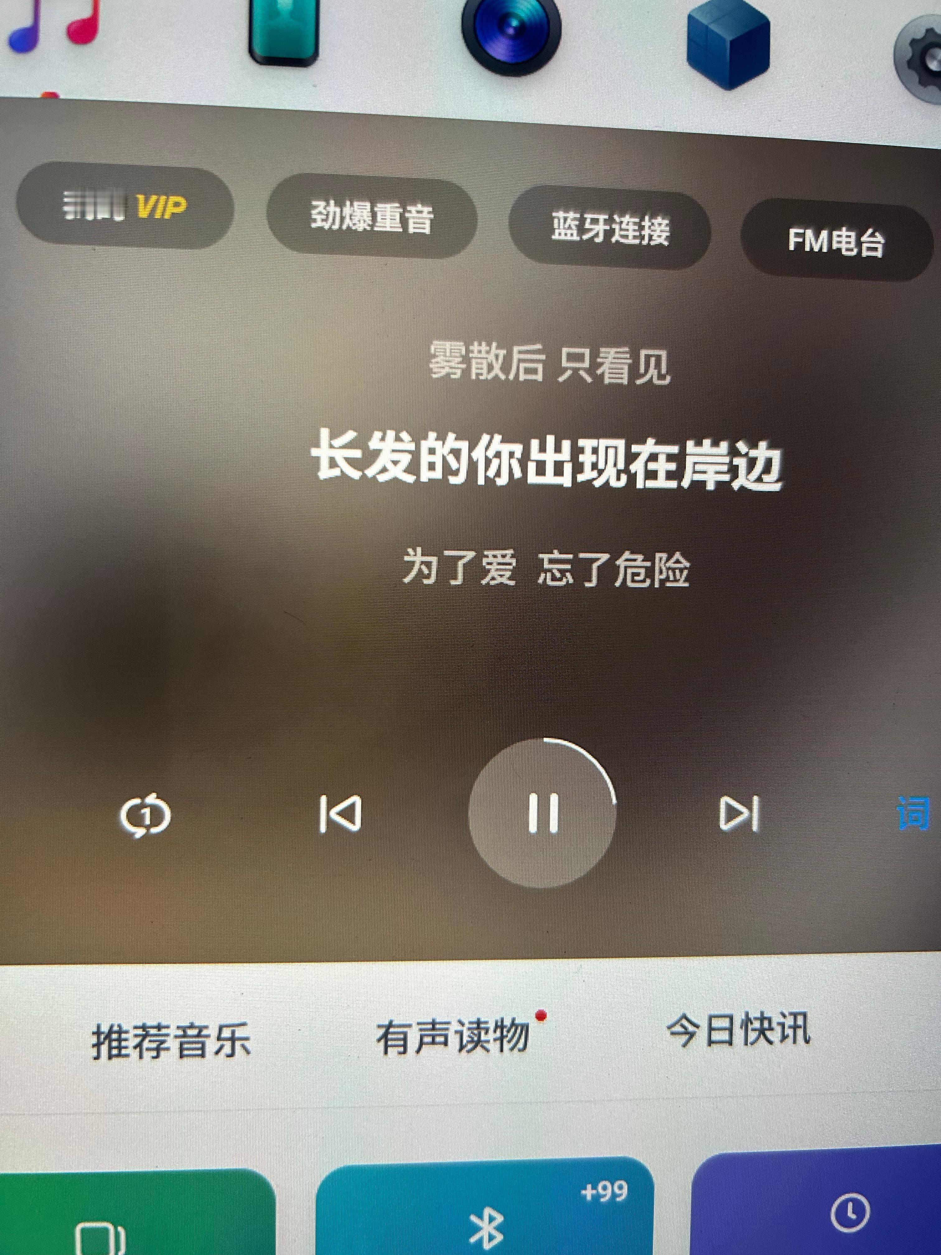 美人鱼的眼泪是一个连伤心都透明的世界，海与夕阳之间金黄的一切，似乎是适合离别的季