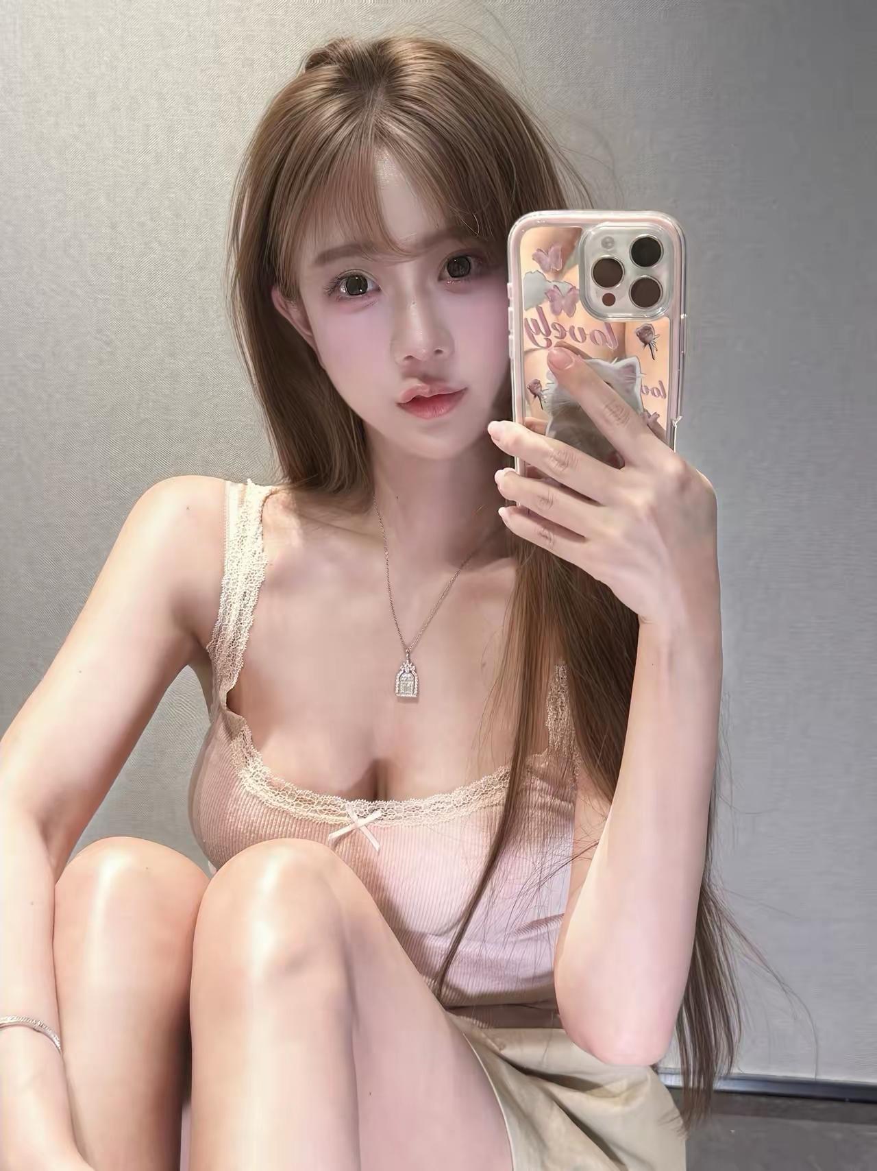 甜美少女风自拍，粉色蕾丝睡衣，清新自然妆容你身边的桂花树开花了吗? 办公室空调间