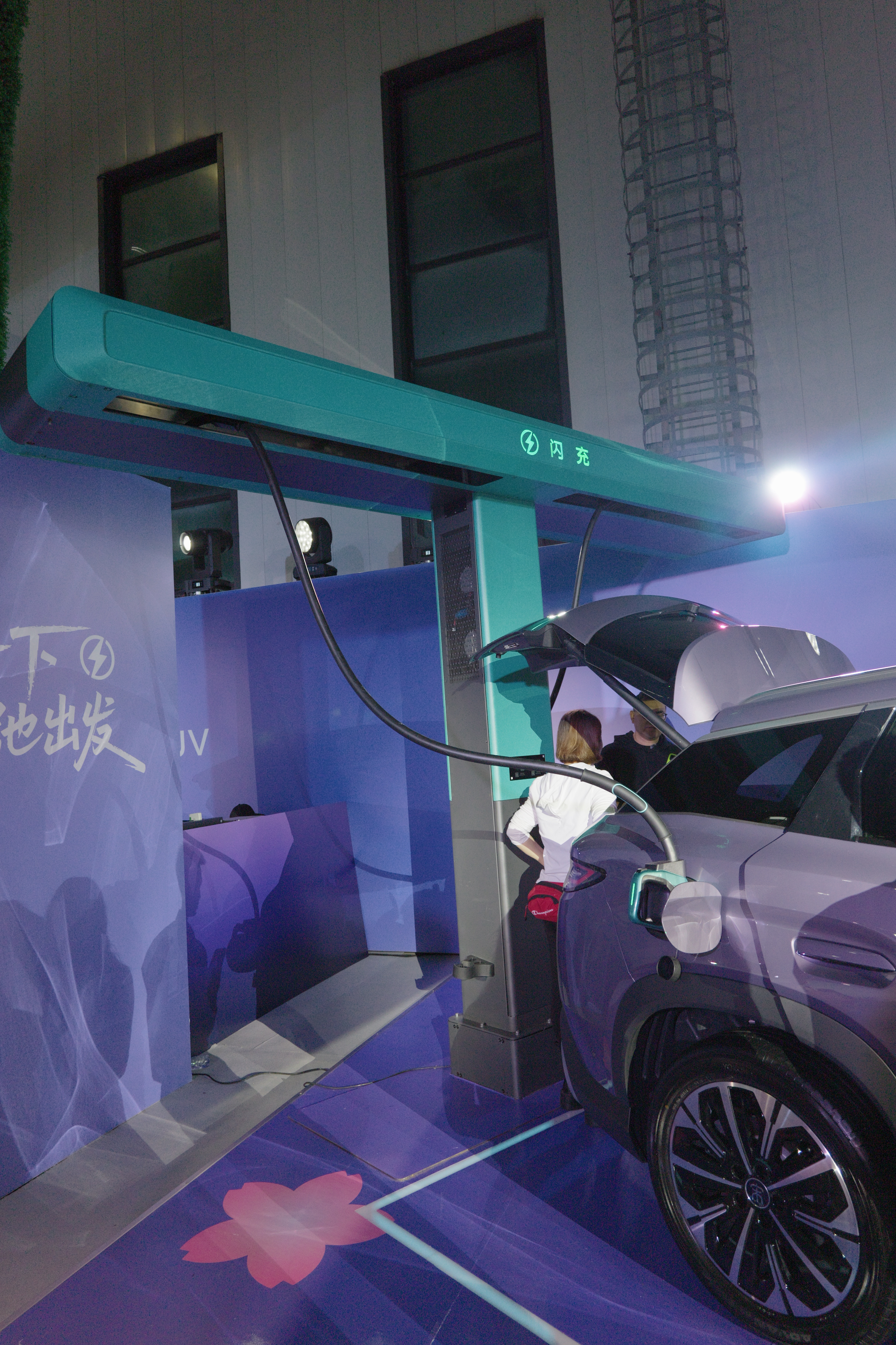 金志文来发布会现场了！我觉得他唱歌还挺好听的前几天去试了钛3的闪充，真的5分钟就