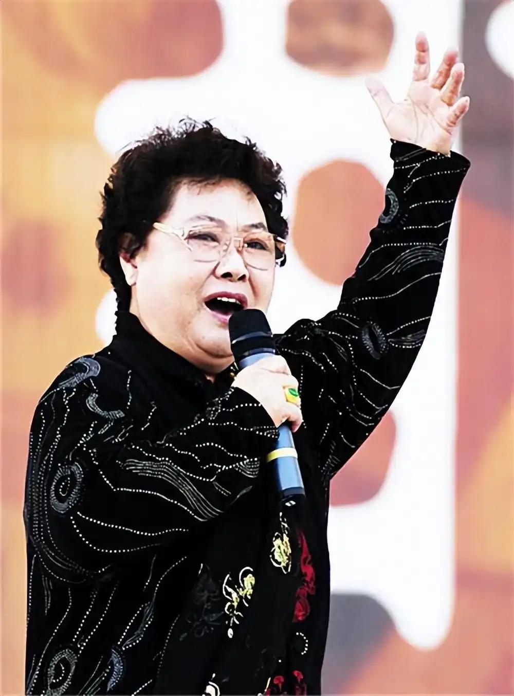 两段婚姻皆无果？郭兰英的两任丈夫现状。第一任丈夫方浦东，两个人于1964年结婚，