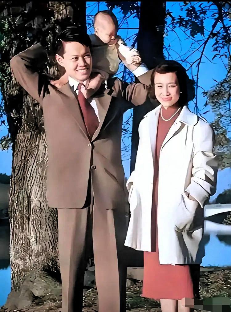 先生溘然长逝，享年103岁。
1951年，这张在美国拍的全家福里，
先生抱着儿子