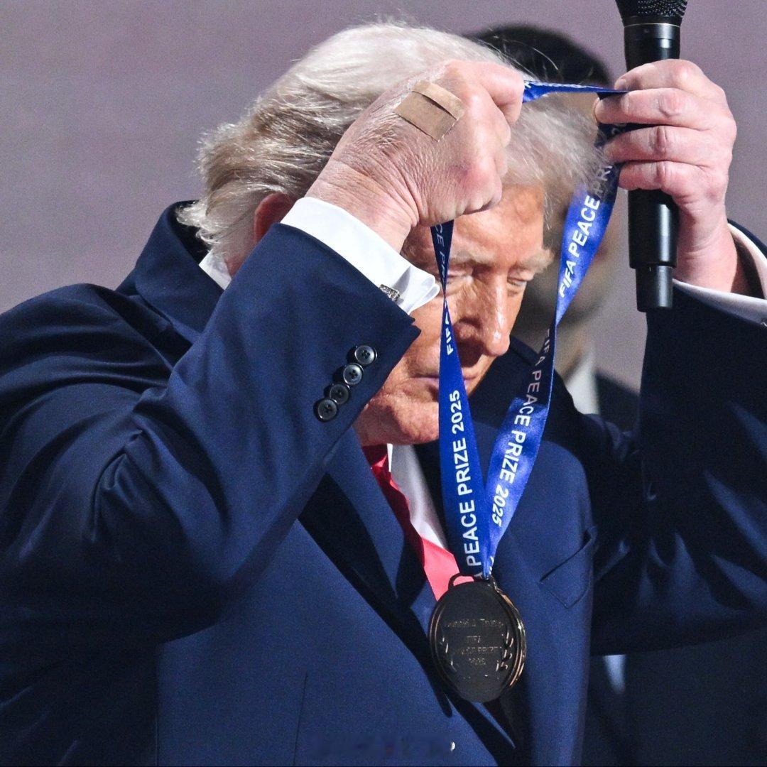 特朗普获得国际足联和平奖 国际足联主席投其取好：给特朗普颁发国际足联和平奖，引发