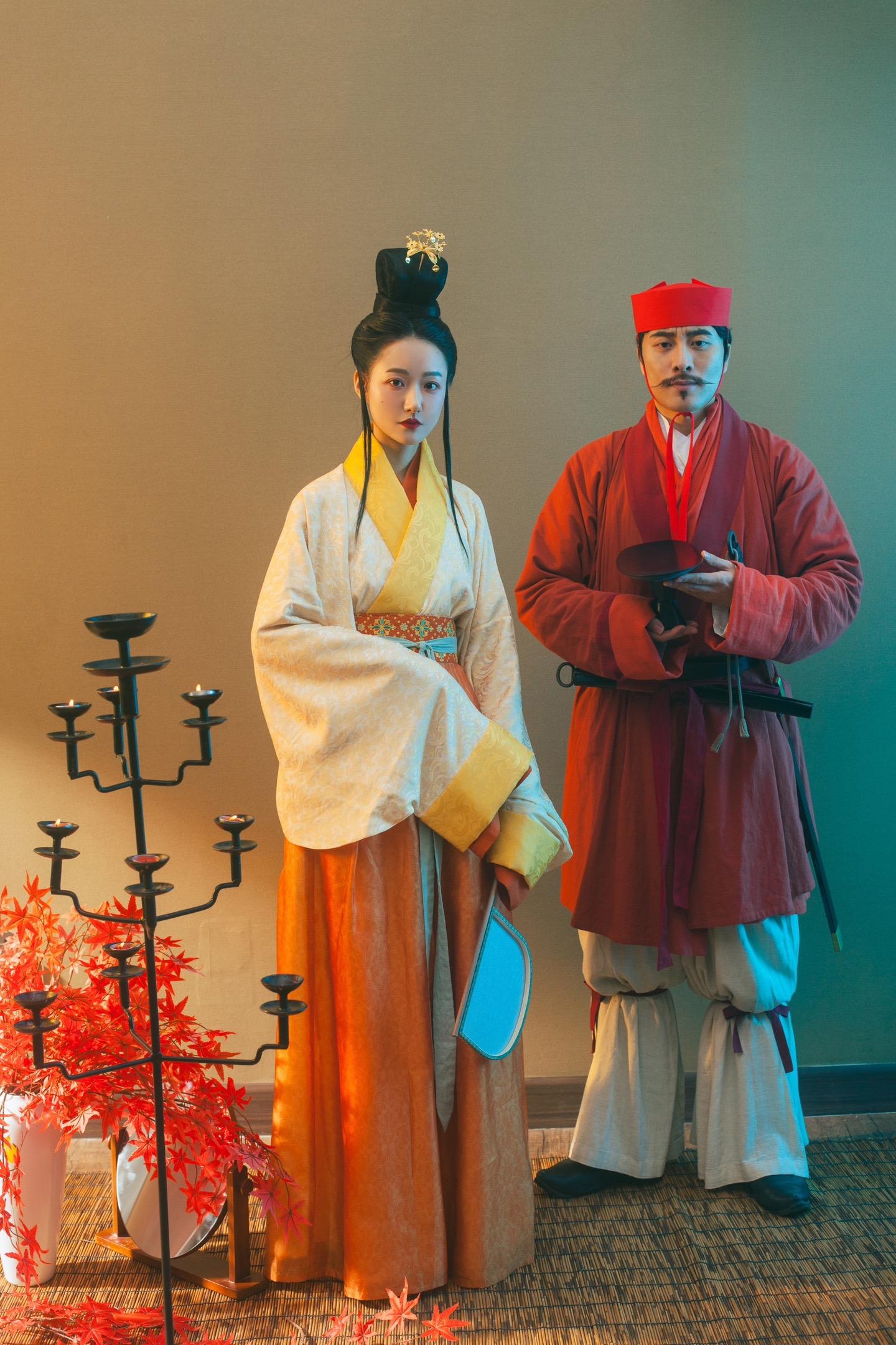 复原汉服妆造｜东汉·阔眉高髻。《城中谣》
城中好高髻，四方高一尺
城中好广眉，四方且半额
城中好大袖，四方全匹帛 
《城中谣》是《乐府诗集·杂歌谣辞》中的一首。诗作暗讽了当时盲目跟风的社会现象，但是也从另一个侧面让我们知道了当时汉代的流行风尚。 
出镜