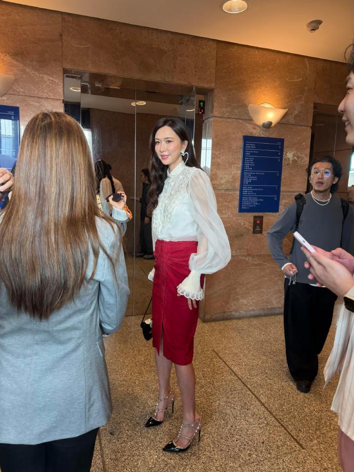 52岁林志玲颜值和身材均在线，羡慕吗？演员本身就是一件商品。
普通人在这个年纪想