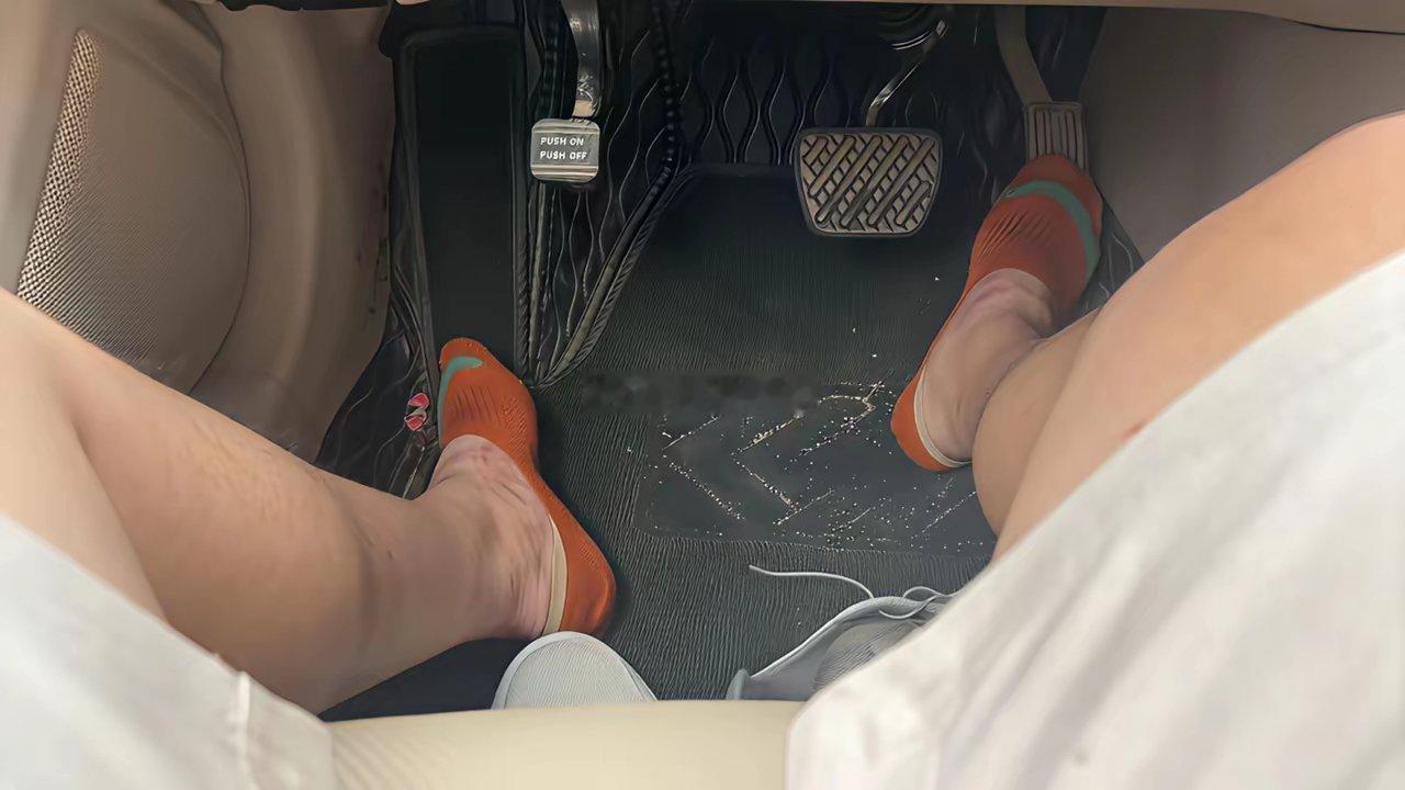各位新手司机请告诉我最左边的那个是什么 