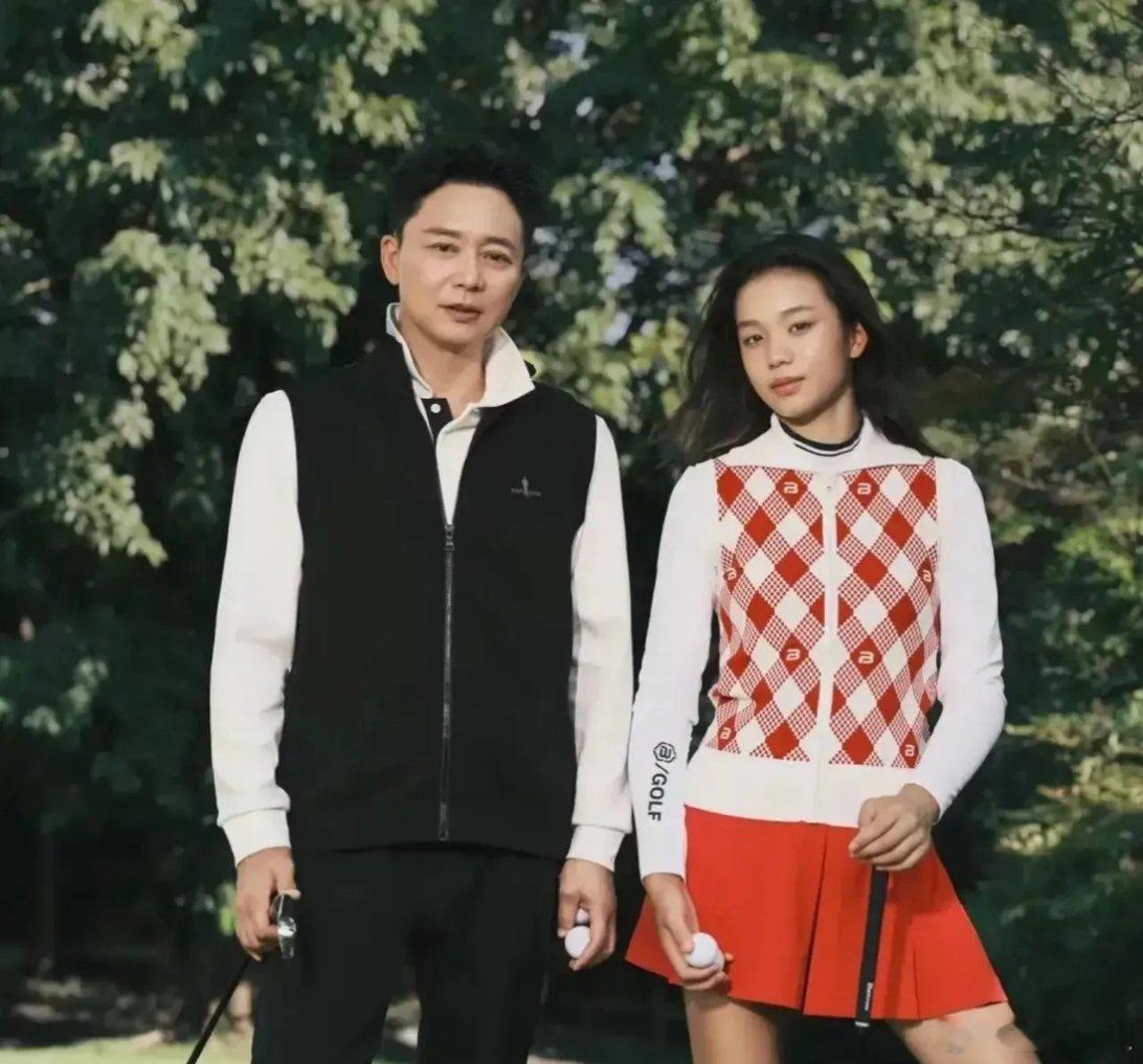 刘奕君和13岁女儿的时尚合照！刘悦淇身上那种充满活力和自信的样子，一看就家庭给的