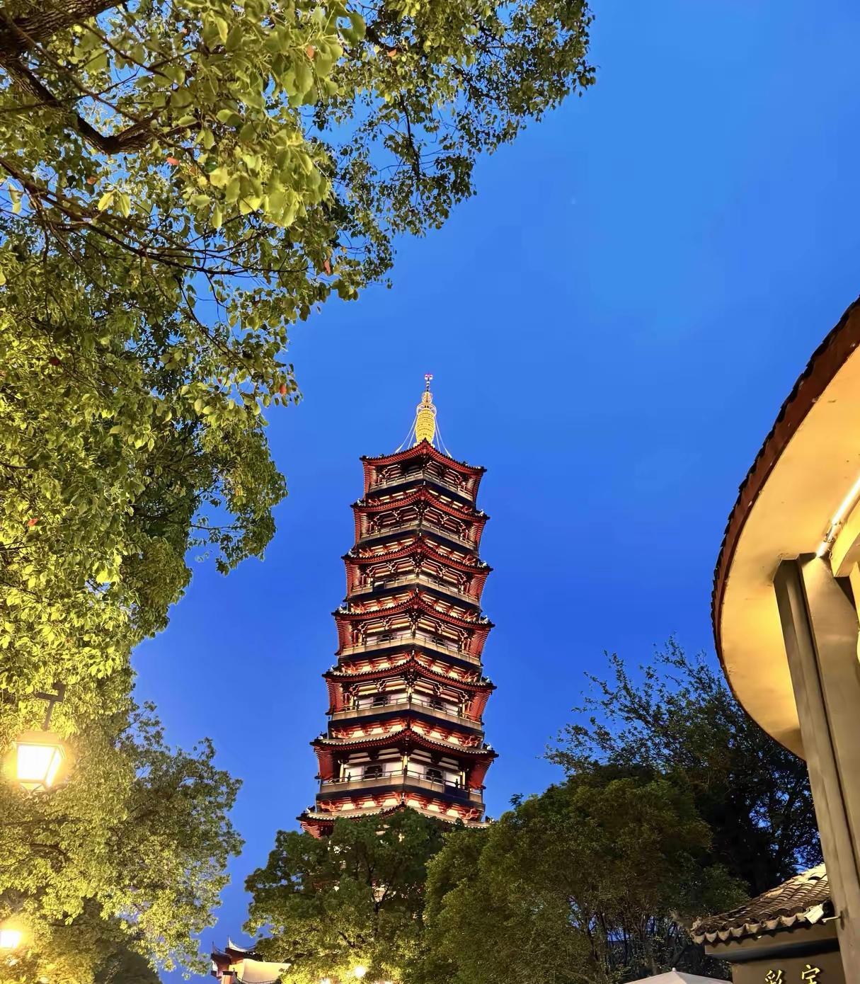 嘉定安亭老街尽显江南韵味，永安塔古韵悠悠，严泗桥等三桥临水而立，塔影映水自成佳景