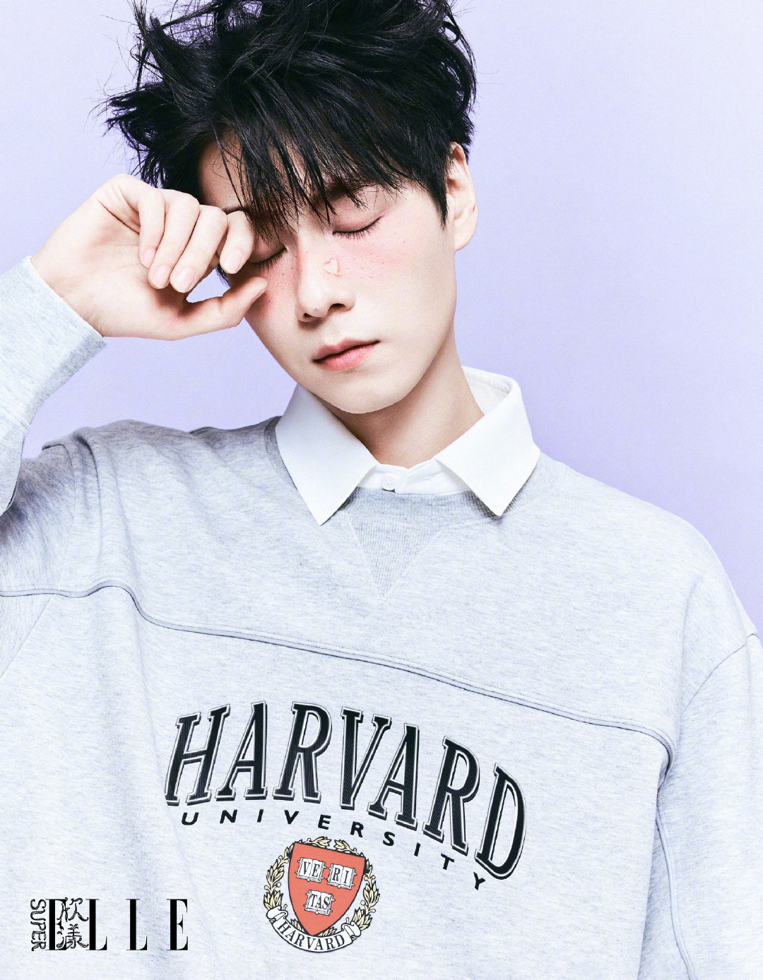 胡一天叠穿咋这样谁给胡一天打的眼下腮红 这叠穿居然是左右双拼款，帅得特立独行还超