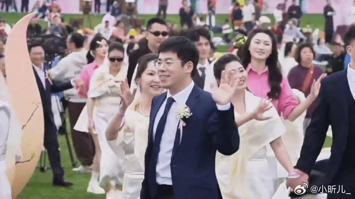 上海浦东举办集体婚礼浦东这波太暖心！集体婚礼不仅见证爱情，还传递婚俗新风。百对新